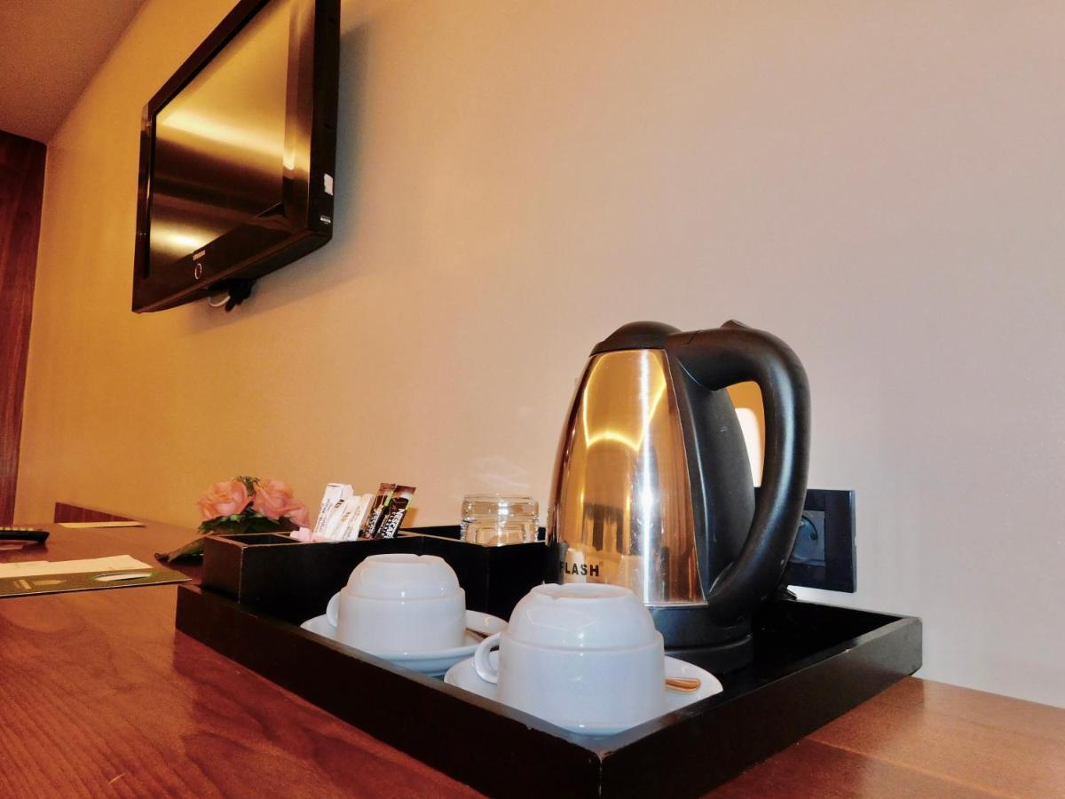 Hotel Kenzi Rose Garden Marrakesh Esterno foto A kettle in a hotel room