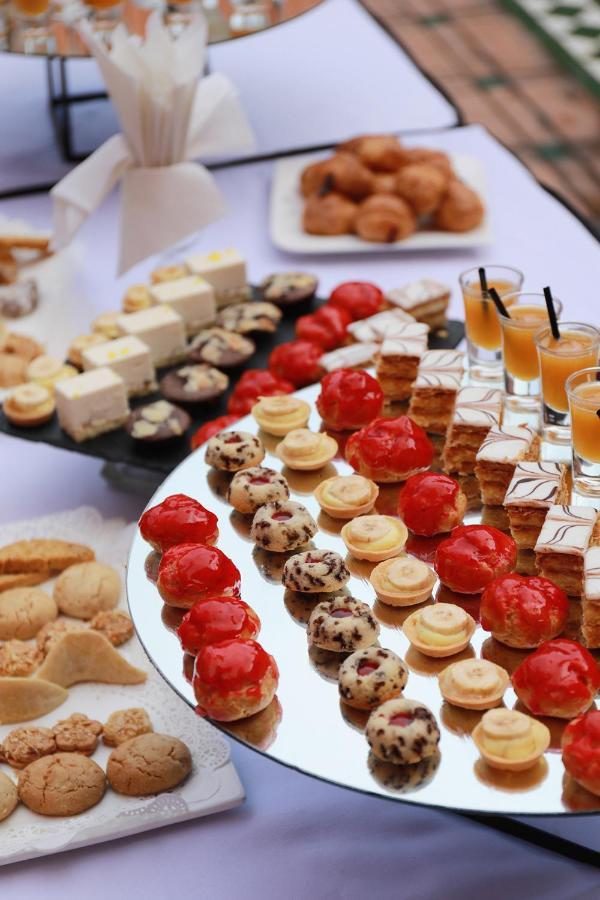 Hotel Kenzi Rose Garden Marrakesh Esterno foto A selection of petits fours