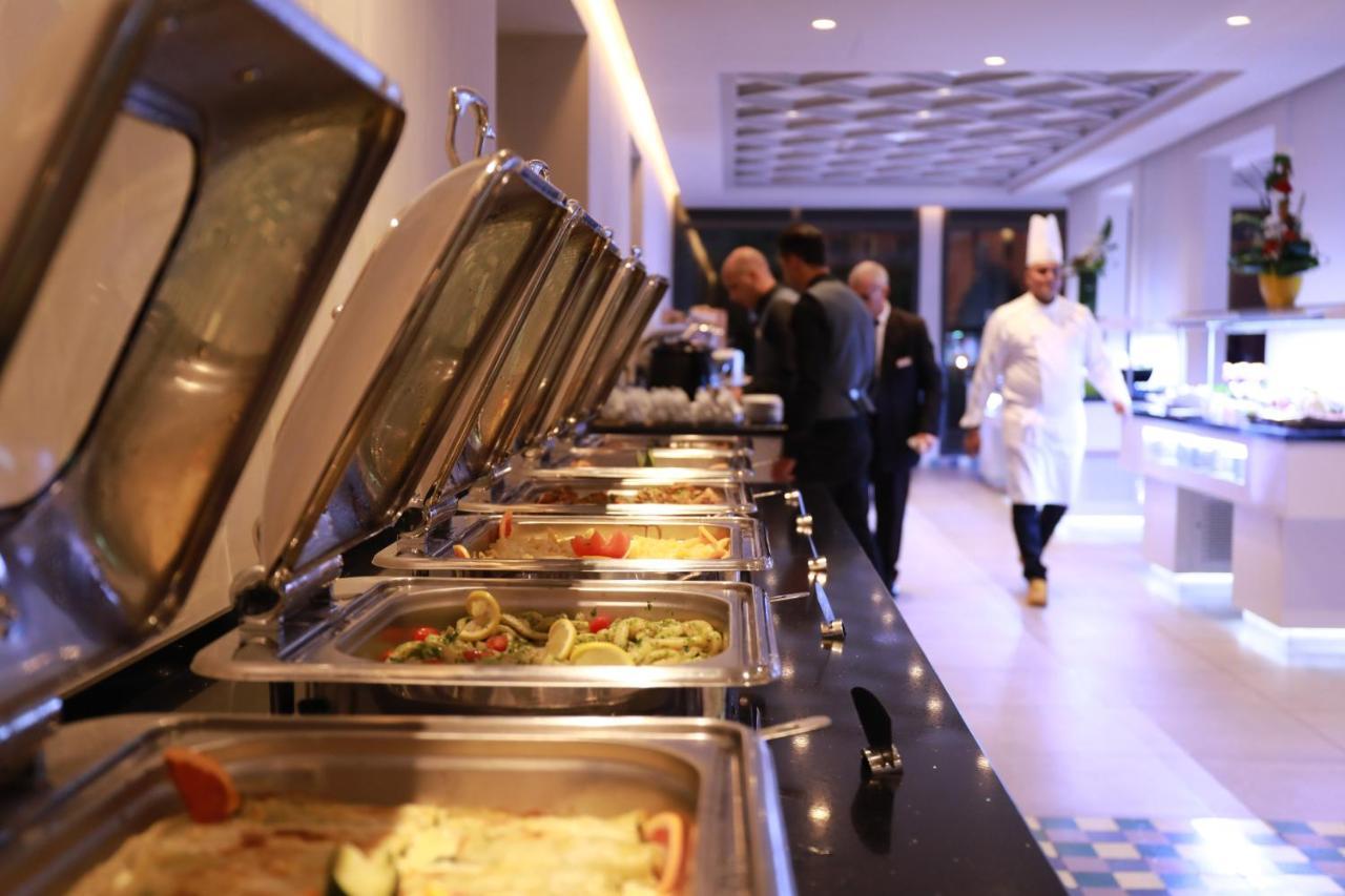 Hotel Kenzi Rose Garden Marrakesh Esterno foto A buffet at a hotel