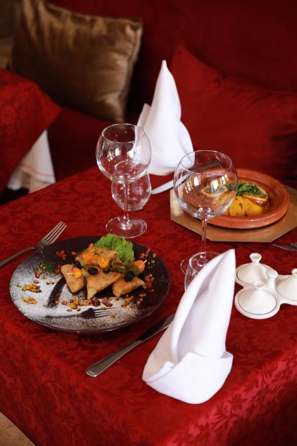 Hotel Kenzi Rose Garden Marrakesh Esterno foto A restaurant in Marrakech