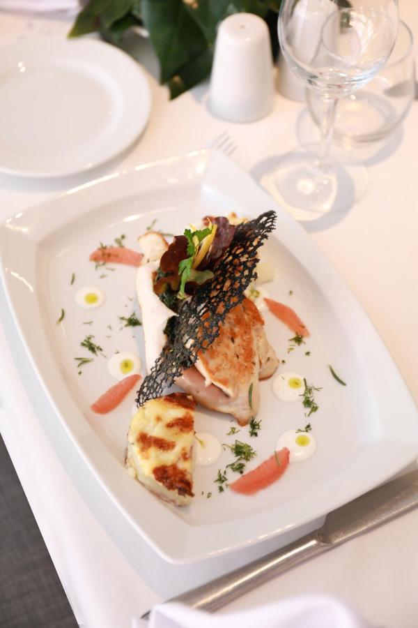Hotel Kenzi Rose Garden Marrakesh Esterno foto A prepared dish of halibut