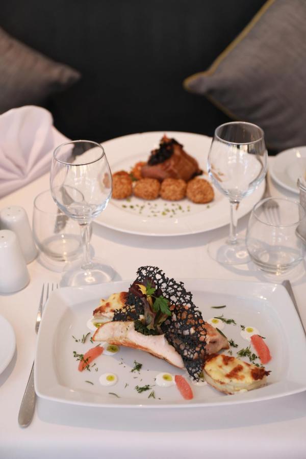 Hotel Kenzi Rose Garden Marrakesh Esterno foto A typical meal at a restaurant
